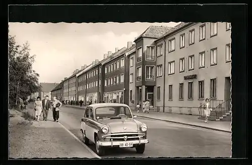 AK Kitzscher /Kr. Borna, Ladenstrasse mit Sparkasse und Auto Moskwitsch-407