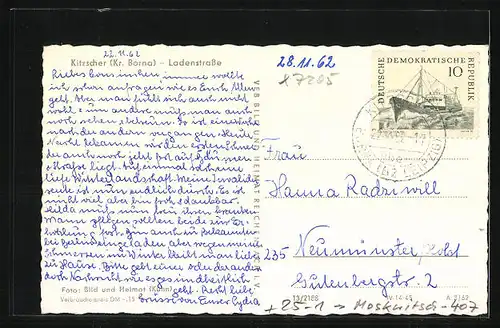 AK Kitzscher /Kr. Borna, Ladenstrasse mit Sparkasse und Auto Moskwitsch-407