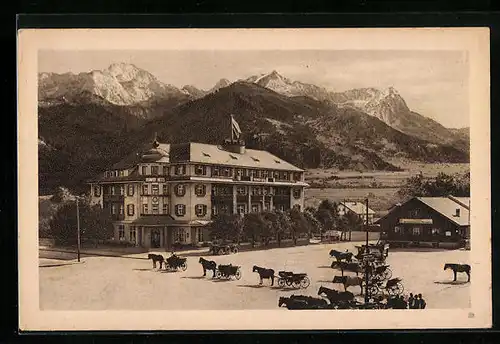 AK Garmisch, Bahnhof-Hotel mit vielen Kutschen