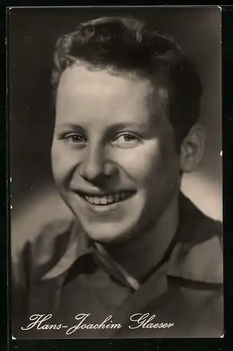 AK Schauspieler Hans - Joachim Glaeser mit breitem Grinsen und schelmischen Blick