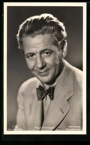 AK Schauspieler Paul Hörbiger im Anzug in die Kamera blickend