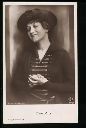 AK Schauspielerin Eva May mit Hut lächelnd