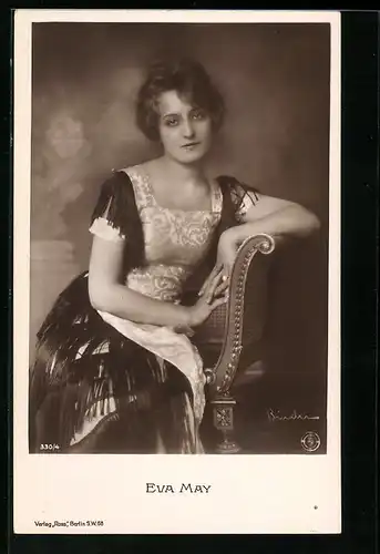 AK Schauspielerin Eva May im eleganten Kleid
