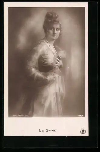AK Schauspielerin Lu Synd im eleganten Kleid