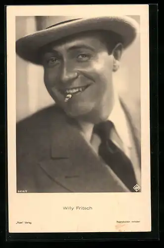 AK Schauspieler Willy Fritsch mit Hut und Zigarette im Mund