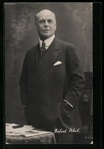 AK Schauspieler Robert Nhil freundlich blickend im Anzug