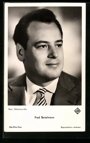 AK Schauspieler Fred Bertelmann mit gestreifter Krawatte
