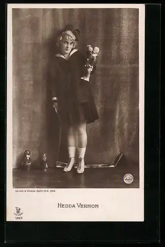 AK Schauspielerin Hedda Vernon in Schuluniform mit Puppe