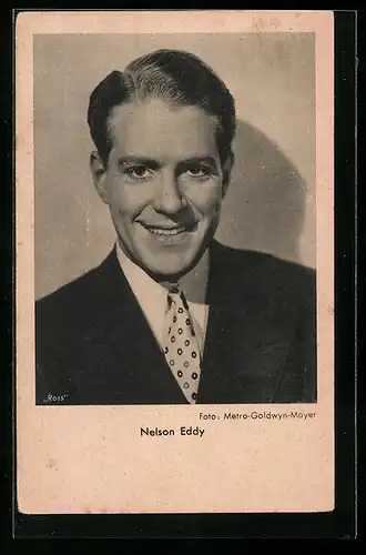 AK Schauspieler Nelson Eddy im Anzug in die Kamera lächelnd