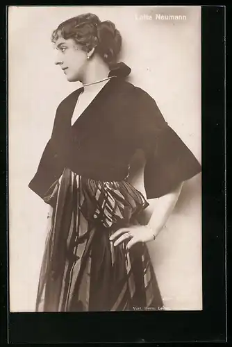 AK Schauspielerin Lotte Neumann schaut seitlich im eleganten Kleid