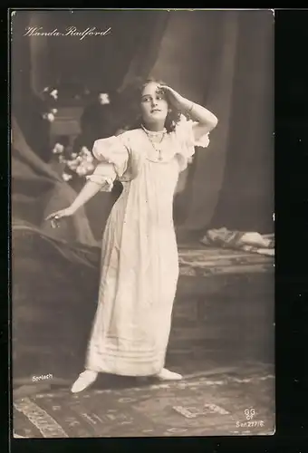 AK Schauspielerin Wanda Radford im weissen Kleid