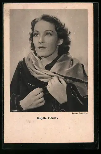 AK Schauspielerin Brigitte Horney mit Schal