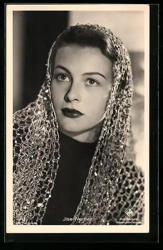 AK Schauspielerin Ilse Werner mit Schal auf dem Kopf