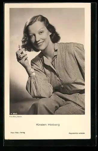 AK Schauspielerin Kirsten Heiberg lächelnd mit einer Zigarette