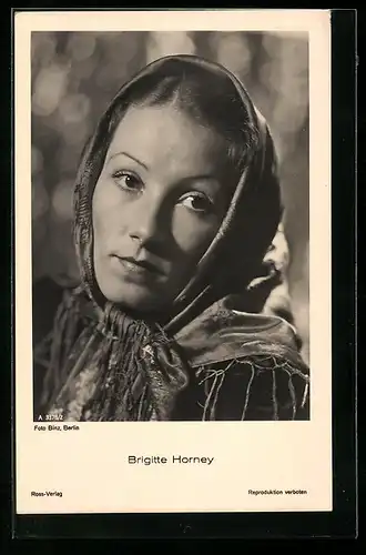 AK Schauspielerin Brigitte Horney mit fransigem Kopftuch