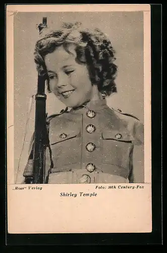 AK Schauspielerin Shirley Temple als Rekrutin mit Gewehr