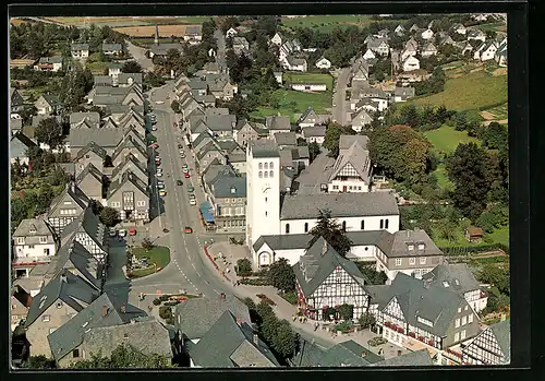 AK Fredeburg /Hochsauerland, Strassenpartie mit Kirche