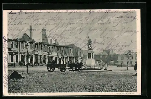 AK Neidenburg, Markt mit Denkmal