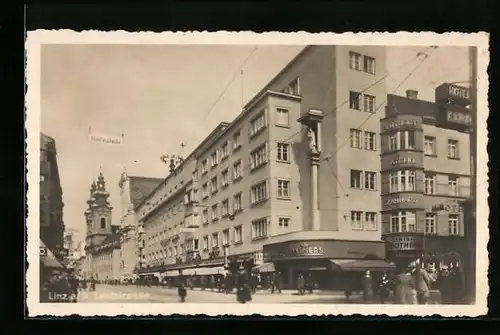 AK Linz a. D., Landstrasse mit Geschäften und Apotheke