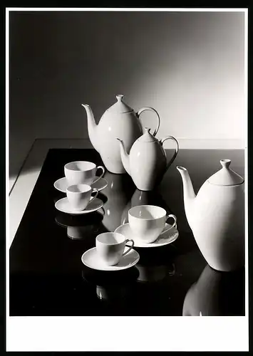 Fotografie Willi Moegle, Stuttgart, Kaffeekannen und Tassen Form Arzberg 2000 Porzellanfabrik Arzberg, Heinz Löffelhardt