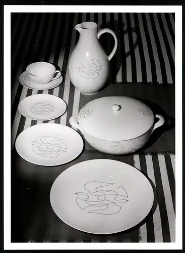 Fotografie Willi Moegle, Stuttgart, Porzellangeschirr mit Vogeldekor, Teller, Kanne, Tasse und Topf