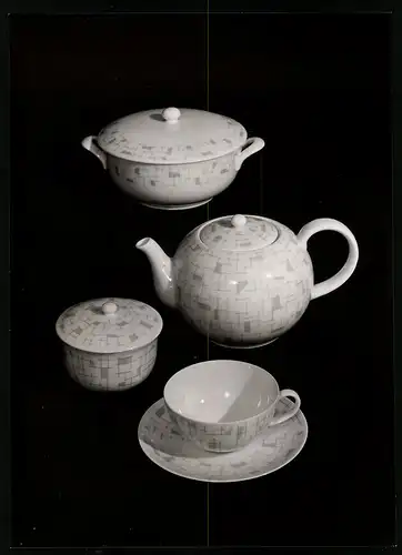 Fotografie Willi Moegle, Stuttgart, Porzellangeschirr mit gemustertem Dekor, Kanne, Tasse, Zuckerdose und Schüssel