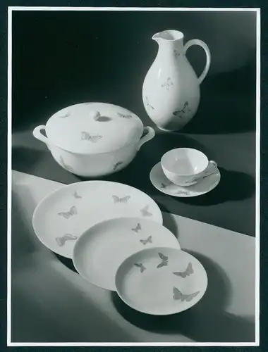 Fotografie Willi Moegle, Stuttgart, Porzellanservice mit Schmetterlings Motiv, Kanne, Dose, Teller und Tasse