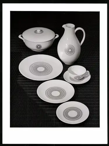 Fotografie Willi Moegle, Stuttgart, Porzellanservice mit Mandala Dekor besteht aus Kanne, Tasse, Tellern und Dose