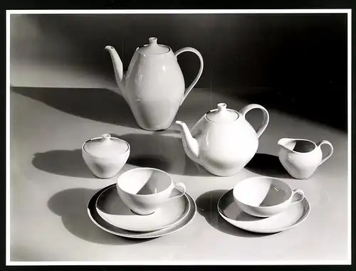 Fotografie Willi Moegle, Stuttgart, weisses Porzellan Kaffee / Teeservice ohne Dekor mit Kannen, Tassen und Kännchen