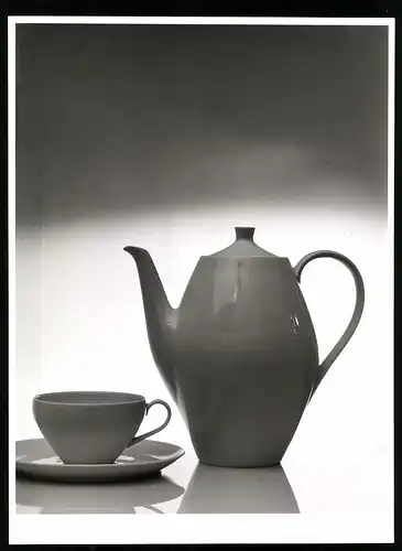 Fotografie Willi Moegle, Stuttgart, stilvoll in Szene gesetze Porzellankanne mit zugehöriger Tasse