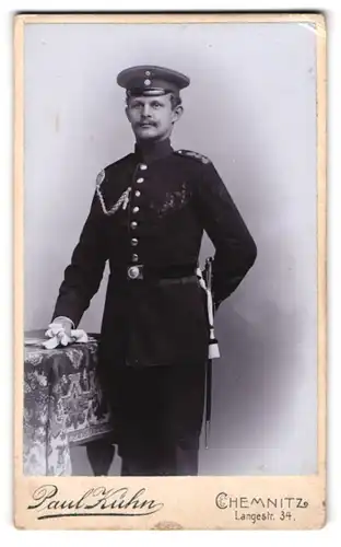 Fotografie Paul Kühn, Chemnitz, Langestrasse 34, Uniformierter Soldat mit Schützenschnur, Bajonett und Portepee