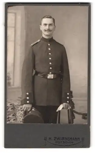 Fotografie H. Zwirnemann, Potsdam, Uniformierter Soldat mit Schirmmütze, IR 29
