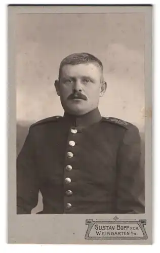 Fotografie Gustav Bopp, Weingarten i. W., Gestandender Soldat in Uniform