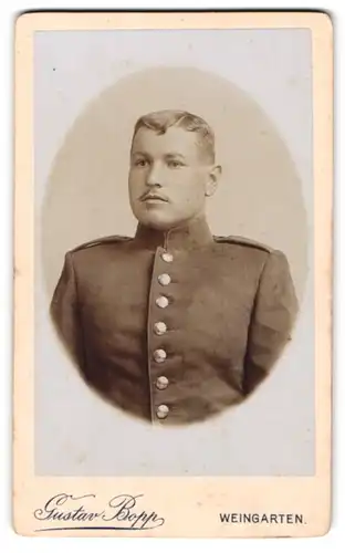 Fotografie Gustav Bopp, Weingarten i. W, Soldat mit geschwellter Brust in Uniform