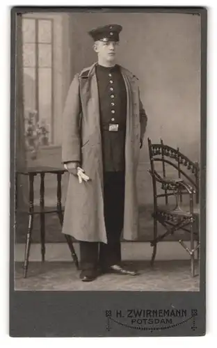 Fotografie H. Zwirnemann, Potsdam, Junger Soldat in Uniform mit Mantel, IR 88