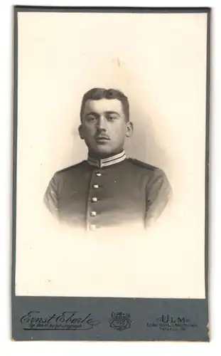 Fotografie Ernst Eberle, Ulm a.D., Karls- Ecke Thorstrasse, Gardesoldat in Uniform