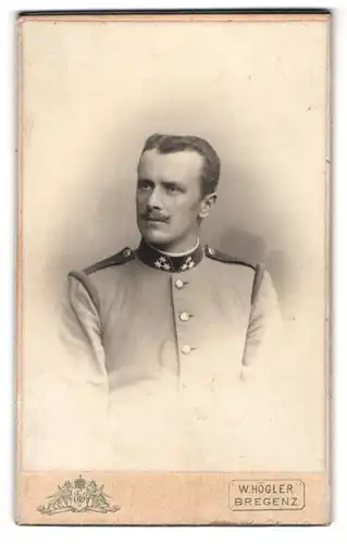 Fotografie W. Högler, Bregenz, Uniformierter Soldat im Portrait