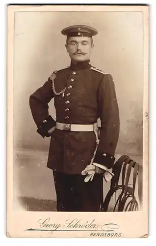 Fotografie Georg Schröder, Rendsburg, Prinzessin Strasse 12, Soldat des IR 45 in Uniform mit Bajonett und Schützenschnur
