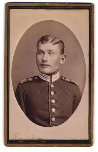 Fotografie Franz Ehrlich, Dresden, Königsbrückerstrasse 50, Portrait eines uniformierten Gardesoldat