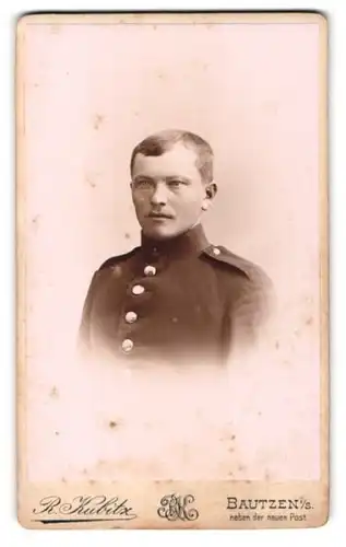 Fotografie R. Kubitz, Bautzen i. S., neben der neuen Post, Portrait eines Soldat in Uniform