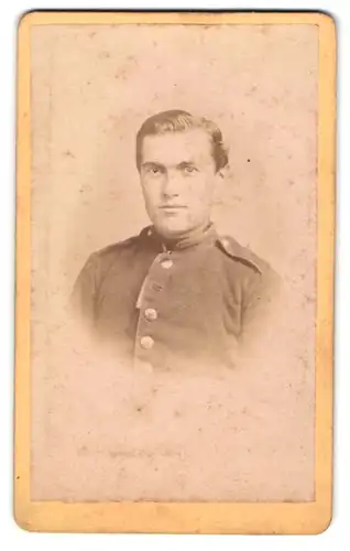 Fotografie Alfred Helm, Leipzig, Poststrasse 12, Uniformierter Soldat im Portrait