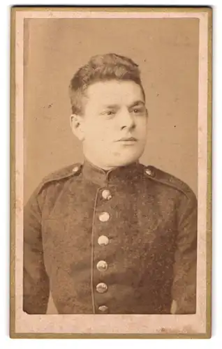 Fotografie E. Th. Schierge, Borna, Weststrasse 39, Portrait eines jungen Soldat in Uniform