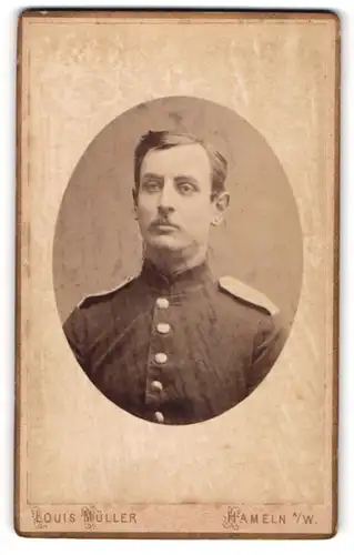Fotografie Louis Müller, Hameln a. W., Münsterkirchhof 5, Soldat mit Seitenscheitel in Uniform