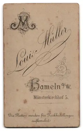 Fotografie Louis Müller, Hameln a. W., Münsterkirchhof 5, Soldat mit Seitenscheitel in Uniform