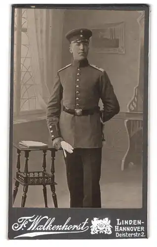 Fotografie F. Walkenhorst, Linden-Hannover, Deisterstrasse 2, Uniformierter Soldat mit Bajonett und Portepee