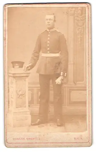 Fotografie Heinrich Hirschfeld, Berlin, Behren-Strasse 26, Gardesoldat in Uniform im Portrait
