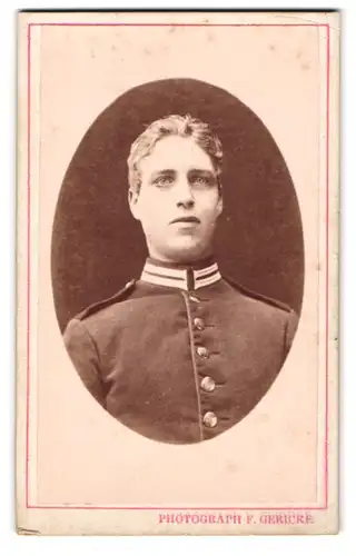 Fotografie F. Gericke, Berlin, Skalitzer-Straess 62, Portrait eines jungen Gardesoldat in Uniform