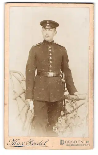 Fotografie Max Seidel, Dresden-N., Königsbrückerstrasse 71, Soldat mit Bajonett in Uniform