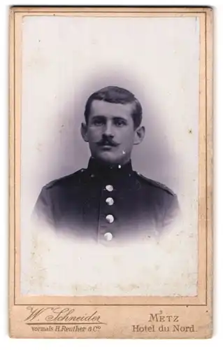 Fotografie W. Schneider, Metz, Steinweg 4, Uniformierter Soldat im Portrait, IR 9