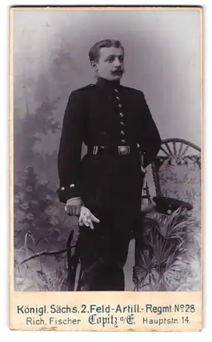 Fotografie Rich. Fischer, Copitz a. E., Hauptstrasse 14, Soldat in Uniform des Königl. Sächs. 2. Feld-Artill. Regt. 28